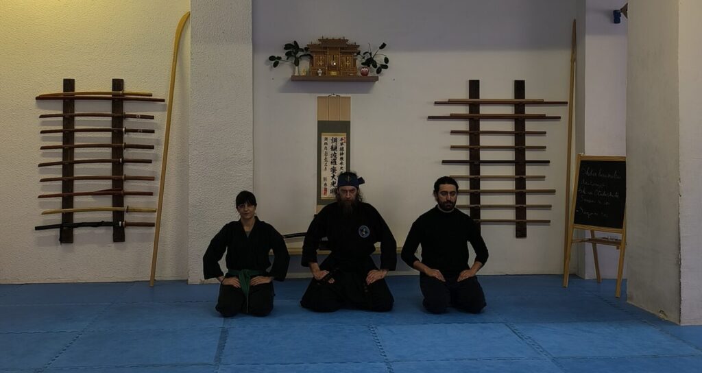Grupo alumnos Ninja sentados Grupo alumnos Ninja sentados